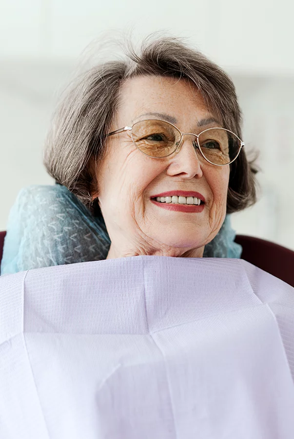 Prótesis dentales fijas y removibles Mujer en clínica dental